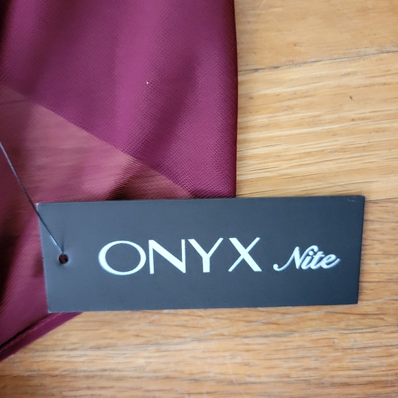 Onyx Nite Burgandy Stretch Lace Gown Size 4 - Picture 5 of 9